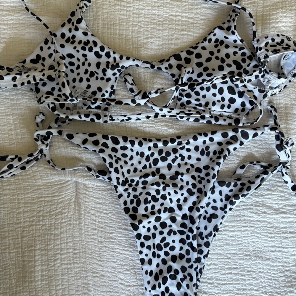 Bikini - Picture 3 of 3
